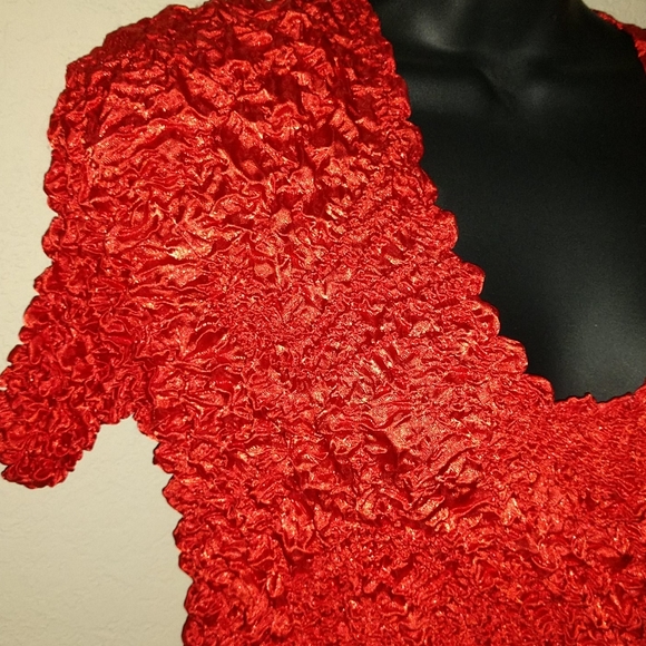 Red Hat Ladies Red Expandable Bubble Top - Picture 3 of 6